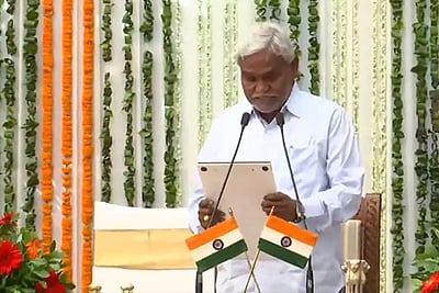 அமைச்சராக பொறுப்பேற்றார் சம்பயி சோரன்!